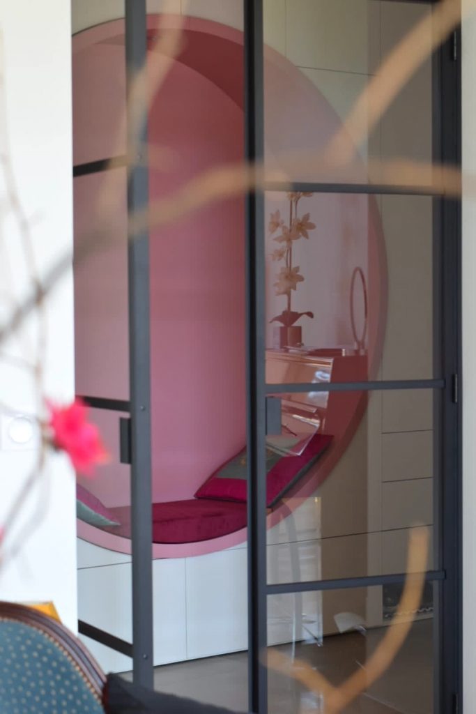 creation-meuble-sur-mesure-blanc-et-rose